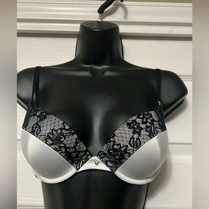 NWOT Daisy Fuentes  white with black lace bra. Size 36B